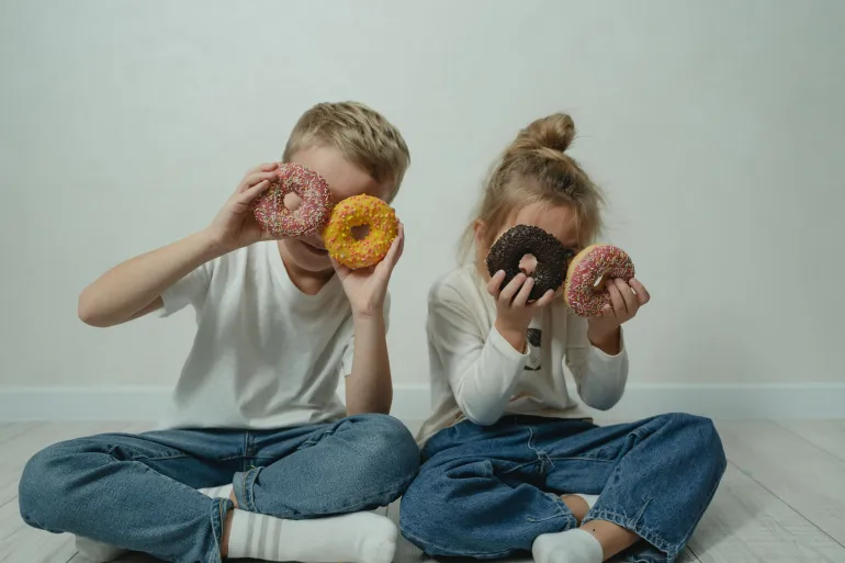 انتبه لما يأكله في سنواته الأولى.. أطعمة تغير حجم دماغ طفلك