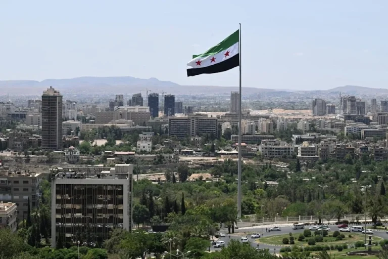 دمشق: انفجارات قرب مقر إقامة ماكرون والشرع يستقبله في القصر الرئاسي