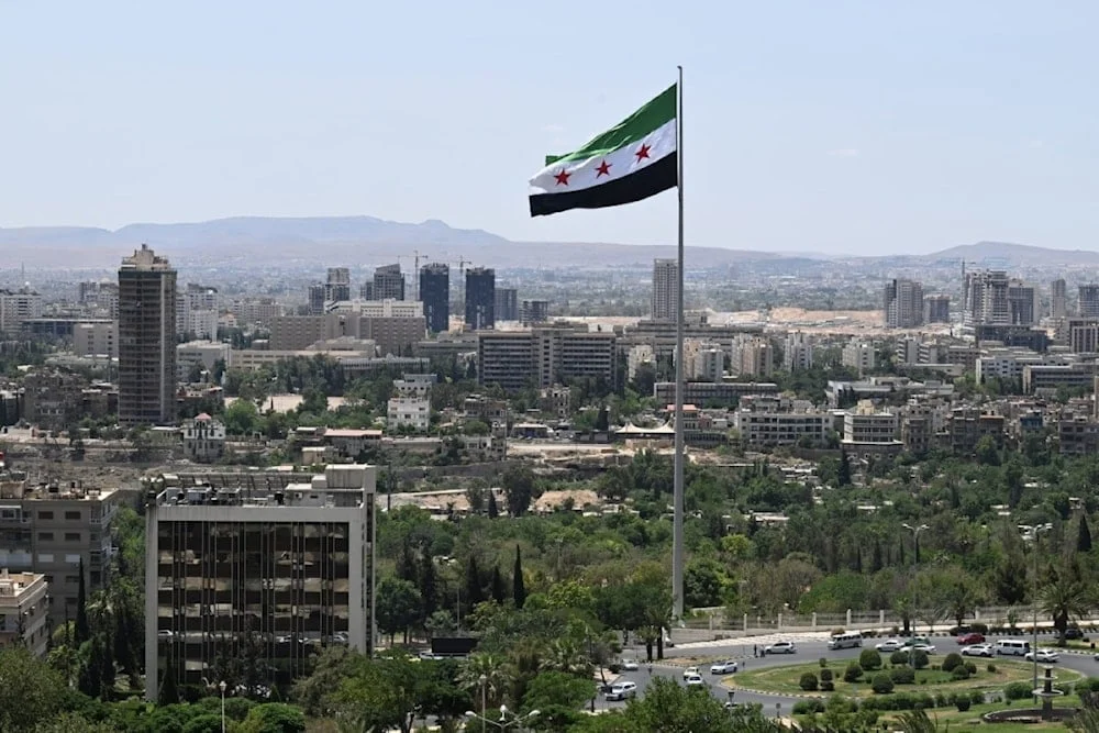دمشق: انفجارات قرب مقر إقامة ماكرون والشرع يستقبله في القصر الرئاسي