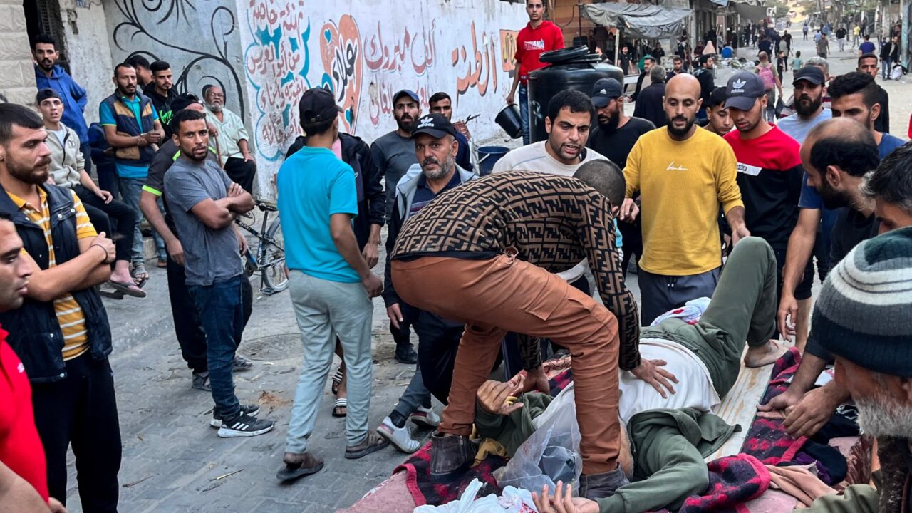 شهداء وجرحى في اعتداءات إسرائيلية على غزة.. ومجزرة بالمشيّعين في مخيم النصيرات