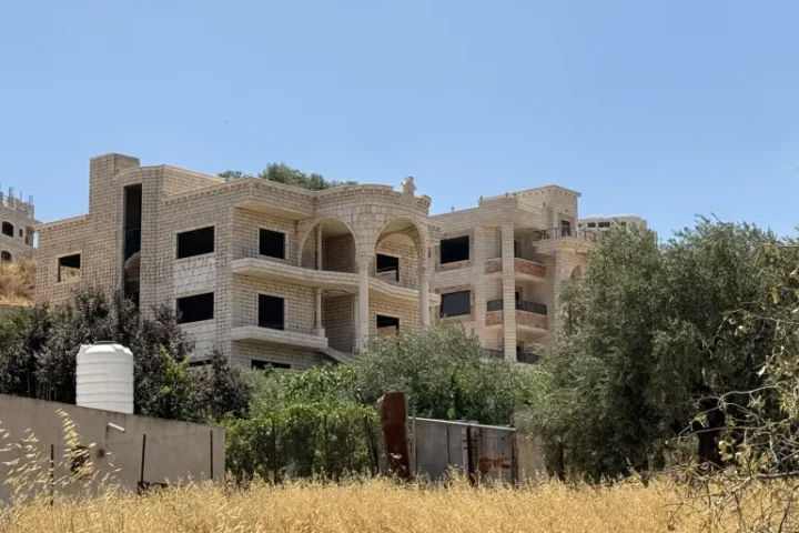 ماذا وراء إخطارات الهدم الجماعية لمنازل فلسطينية شمال القدس؟
