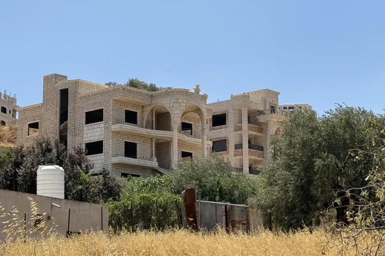 ماذا وراء إخطارات الهدم الجماعية لمنازل فلسطينية شمال القدس؟