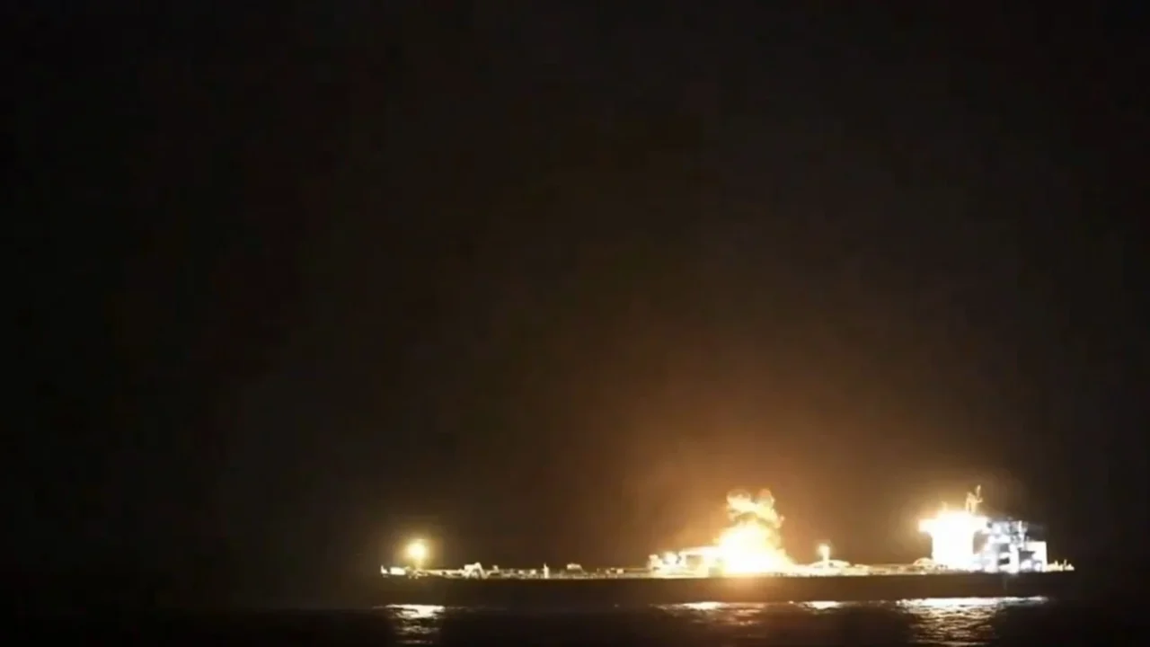 حرس الثورة: احتراق ناقلة نفط جنوب هرمز.. والمضيق سيظل مغلقاً