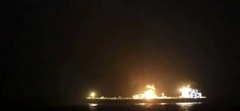 حرس الثورة: احتراق ناقلة نفط جنوب هرمز.. والمضيق سيظل مغلقاً