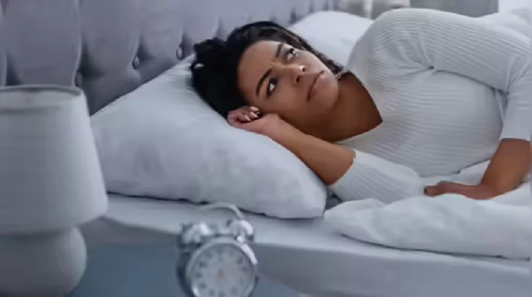 متعب لكن عقلك مستيقظ عند النوم؟.. إليك حيل مثبتة لتهدئة الدماغ!