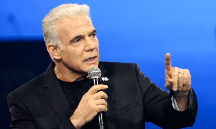 لبيد يدعو الديمقراطيين في الشيوخ الأمريكي لعدم التخلي عن “إسرائيل”