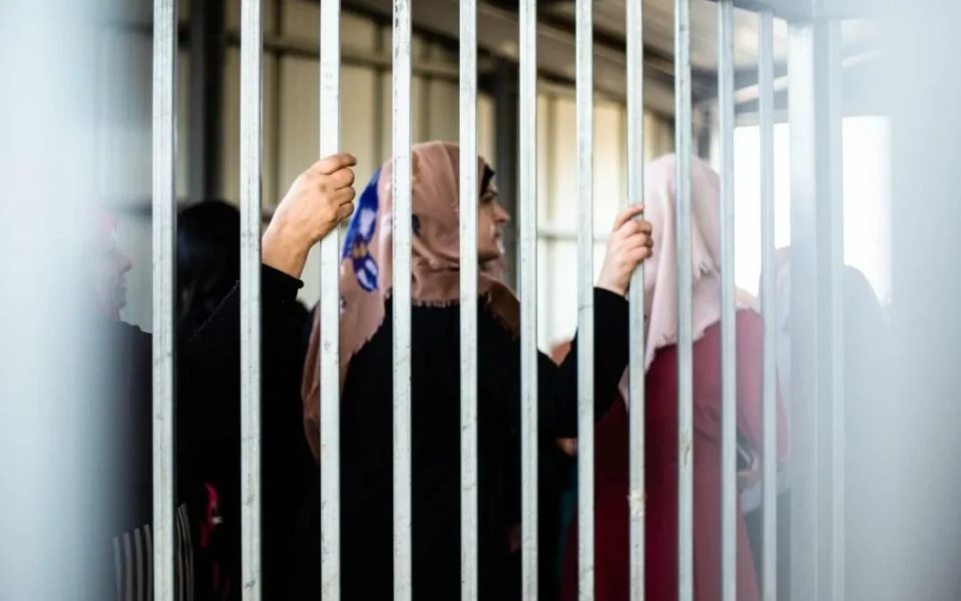 إعلام الأسرى: جميع الأسيرات الـ94 في “الدامون” يعانين أوضاعاً اعتقالية قاسية