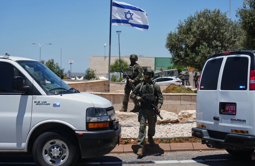 “رافقته إلى الضفة الغربية”.. علاقة عاطفية مع فلسطيني تبدد مخاوف اختطاف مجندة إسرائيلية