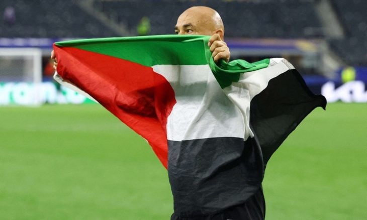 صحيفة إسرائيلية: كيف رفع المدرب المصري كأس العالم قبل نهاية المونديال؟