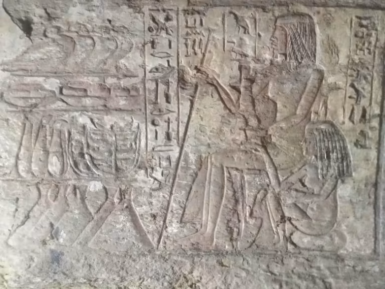 مصر تعلن اكتشاف 3 مقابر صخرية من عصر الدولة الحديثة بالجيزة