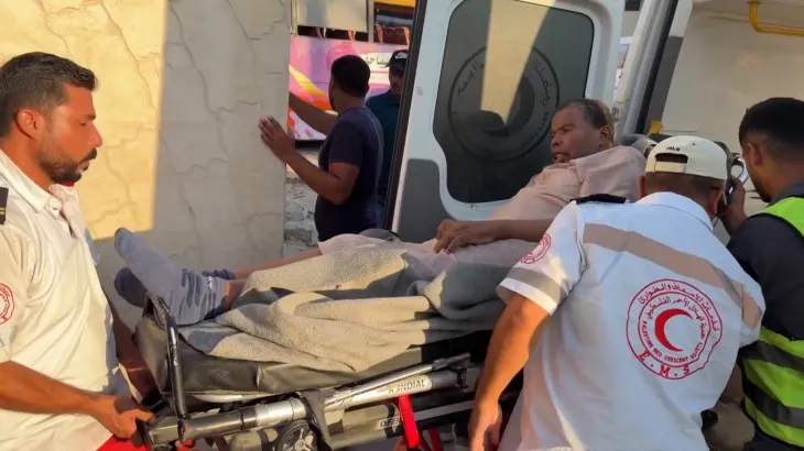 انتظار وتفتيش ومصادرة..”إسرائيل” تفاقم معاناة مرضى غزة والعائدين إليها