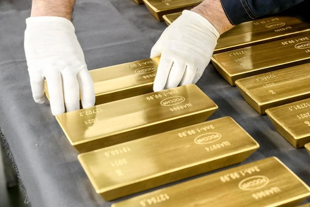 الذهب يتراجع وسط توقعات برفع الفائدة.. كم بلغ سعر الأونصة؟