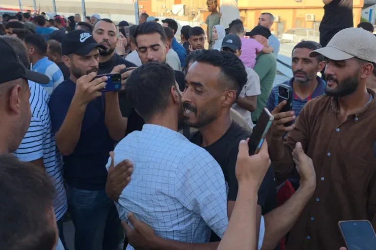 “أجبروني على لحس أرضية الزنزانة بلساني”.. قصص عمال فلسطينيين عائدين إلى غزة