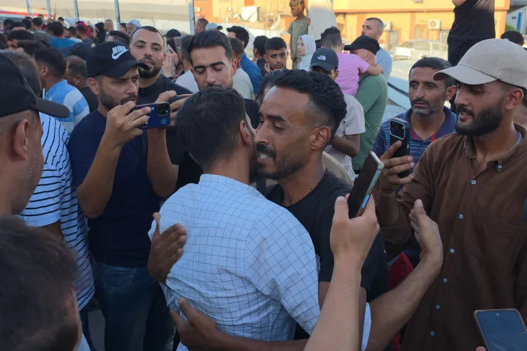 “أجبروني على لحس أرضية الزنزانة بلساني”.. قصص عمال فلسطينيين عائدين إلى غزة
