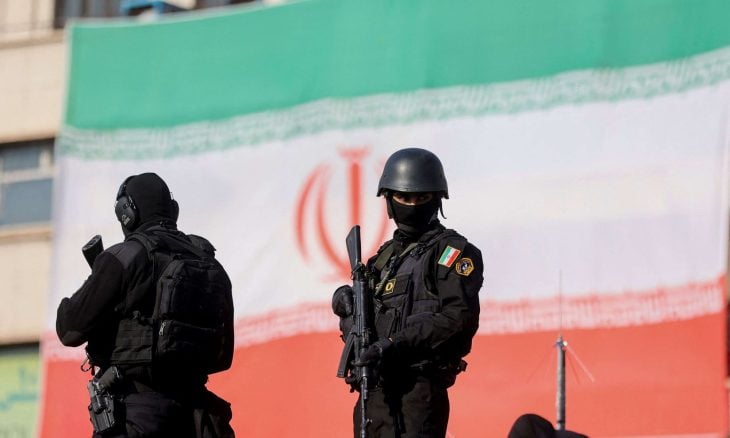 صحيفة إسرائيلية: “نظرية الفوضى”.. حين تتخذ إيران من العالم رهينة لها