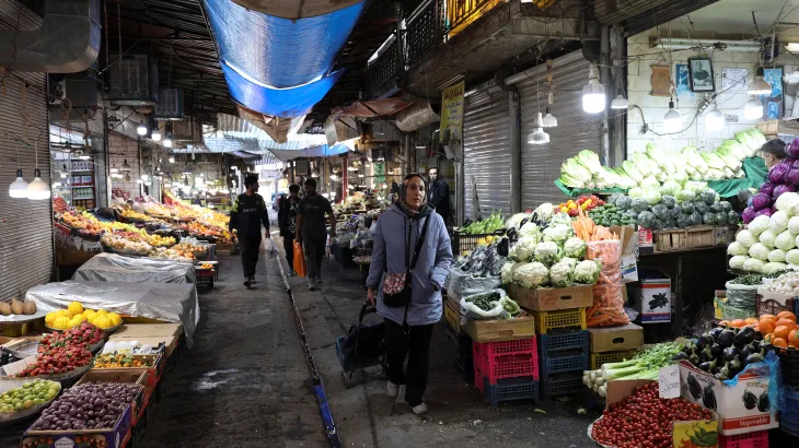 بعد أسبوع من العقوبات الجديدة.. أسواق طهران تعاني شح المشترين لا السلع