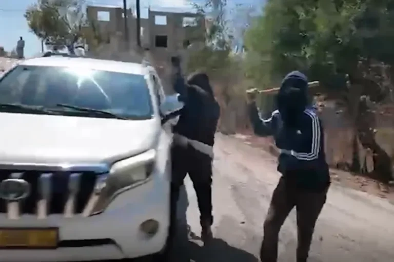 مستوطنون إسرائيليون يعتدون على فلسطينية وفريق “إن بي سي” في الضفة الغربية